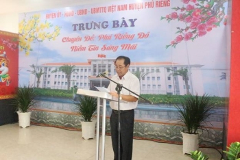 Đồng chí Bùi Văn Hiếu, UV BTV, Phó Chủ tịch UBND huyện Phú Riềng phát biểu khai mạc trưng bày.