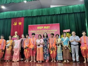 Các đại biểu tỉnh, huyện, cựu học sinh K115, chụp hình cùng học sinh trường Phổ thông DTNT THCS Lộc Ninh