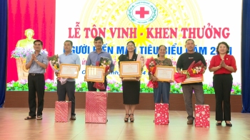 Lãnh đạo Hội chữ thập đỏ tỉnh và Huyện ủy Chơn Thành, trao bằng khen của Trung ương Hội chữ thập đỏ Việt Nam, cho 1 cá nhân và 5 gia đinh đã có thành tích hiến máu từ 30 đến 40 lần trở lên