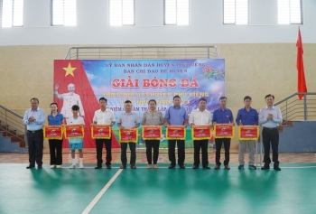 Phó Bí thư Thường trực Huyện ủy, Chủ tịch HĐND huyện Nguyễn Quốc Soài và Phó Bí thư Huyện ủy, Chủ tịch UBND huyện Lê Anh Nam trao cờ lưu niệm cho các đội bóng