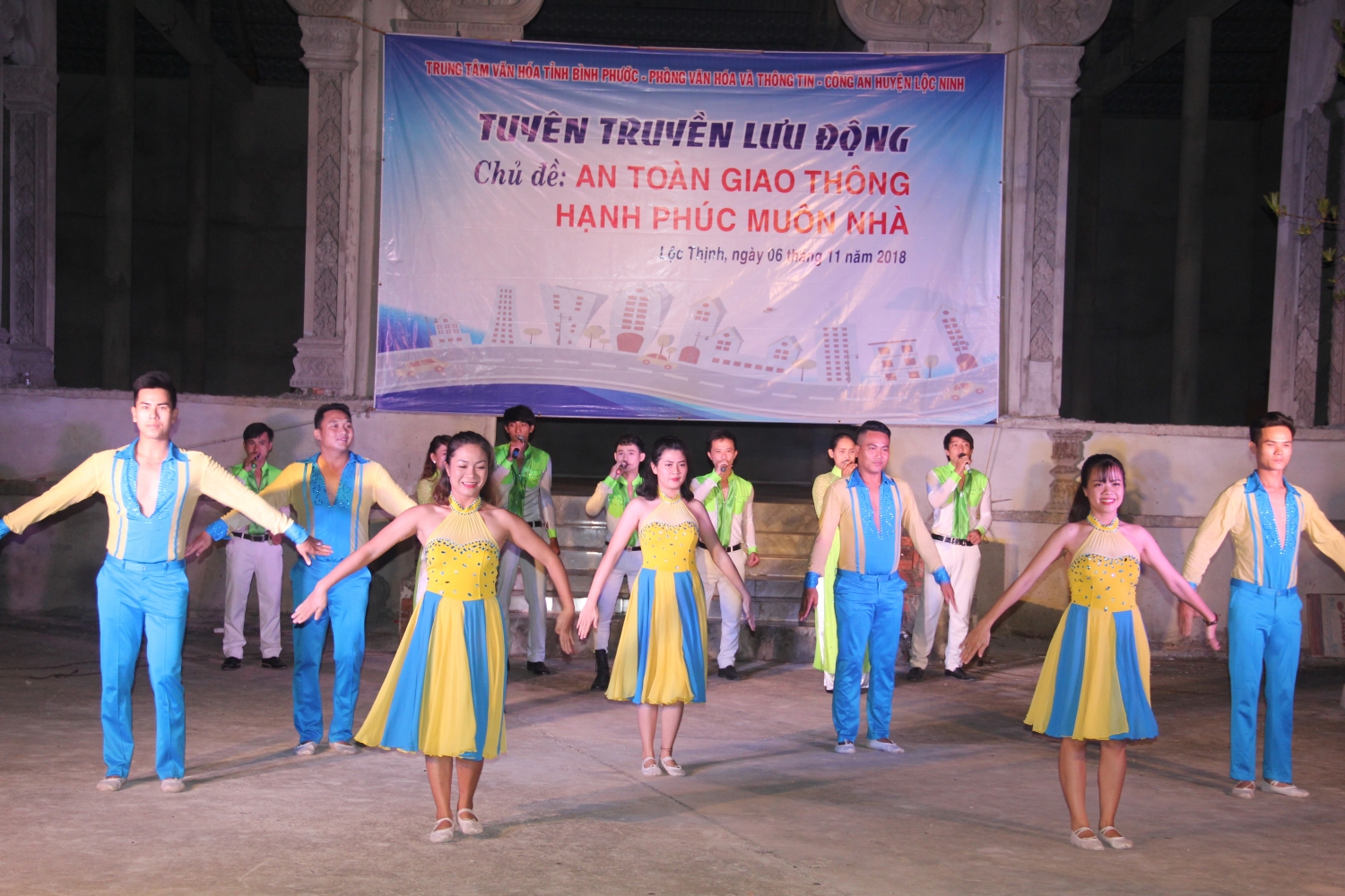 Tiết mục hát múa "Tiếng gọi non sông" của đội tuyên truyền lưu động tỉnh Bình Phước (đêm 6/11), tại ấp Tà Thiết, xã Lộc Thinh, huyện Lộc Ninh