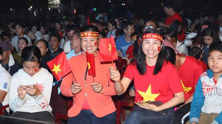CĐV Bình Phước cuồng nhiệt trong trận đấu chung kết Việt Nam - Malaysia