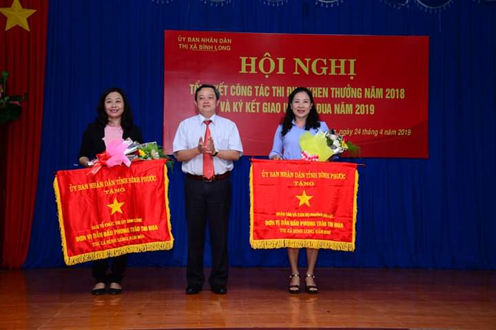 Đ/ c Nguyễn Minh Hợi - Tỉnh ủy viên, Bí thư Thị ủy, chủ tịch Hội đồng nhân dân thị xã tặng cờ thi đua của UBND tỉnh cho 02 tập thể có thành tích xuất sắc trong năm 2018