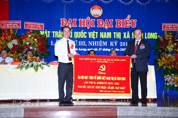 Đ/ c Nguyễn Minh Hợi tỉnh ủy viên, bí thư thị ủy tặng bức trướng chúc mừng đại hội