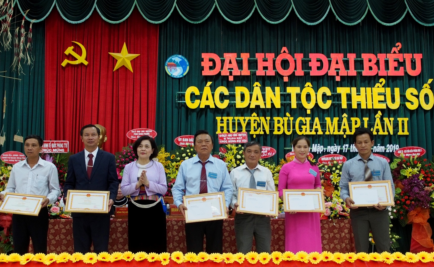 : Bà Nguyễn Thị Tư,- Vụ Trưởng vụ Dân tộc  trao tặng bằng khen của UBDT cho ác tập thể và cá nhân đã có thành tích xuất sắc trong thực hiện công tác dân tộc và chính sách dân tộc