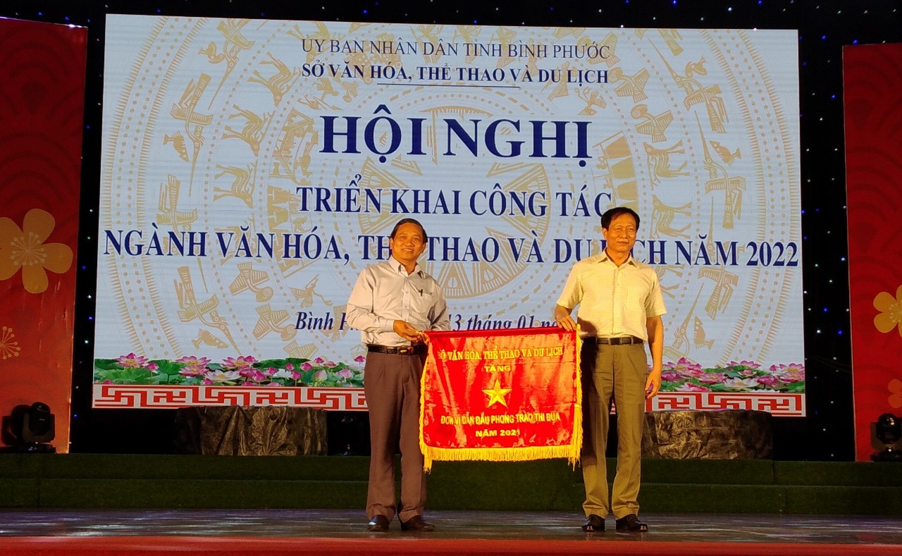 Ông Văn Công Danh trưởng phòng Văn hóa và Thông tin thị xã Bình Long nhận cờ thi đua của Bộ Văn hóa, thể thao và du lịch