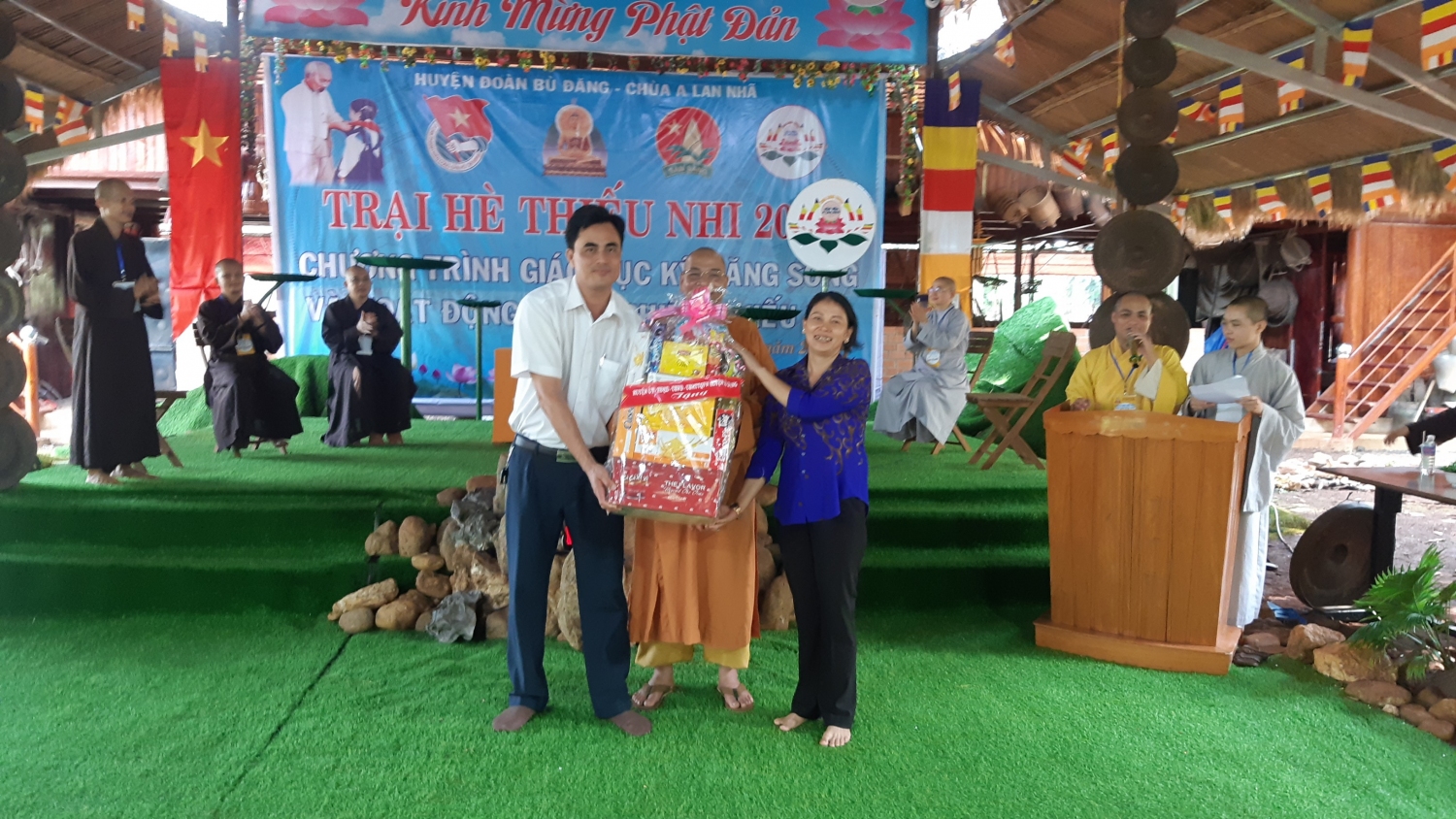 Lãnh đạo huyện Bù Đăng, xã Đức Liễu tặng quà Chùa Đức Bổn A Lan Nhã