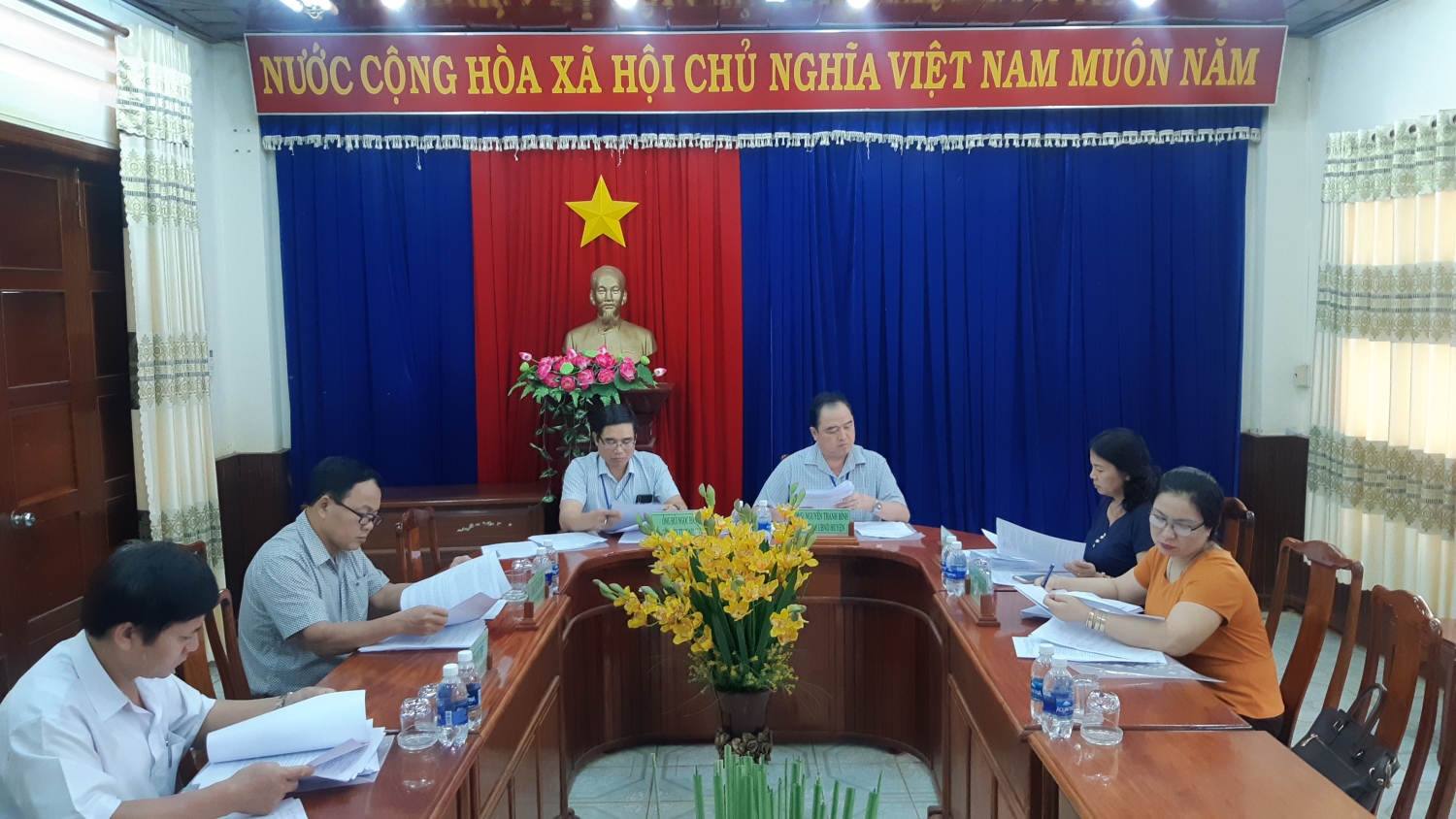 Chủ tịch UBND huyện Bù Đăng - Nguyễn Thanh Bình (Thứ 3 từ phải sang trái) dự họp Tổ Đại biểu số 5