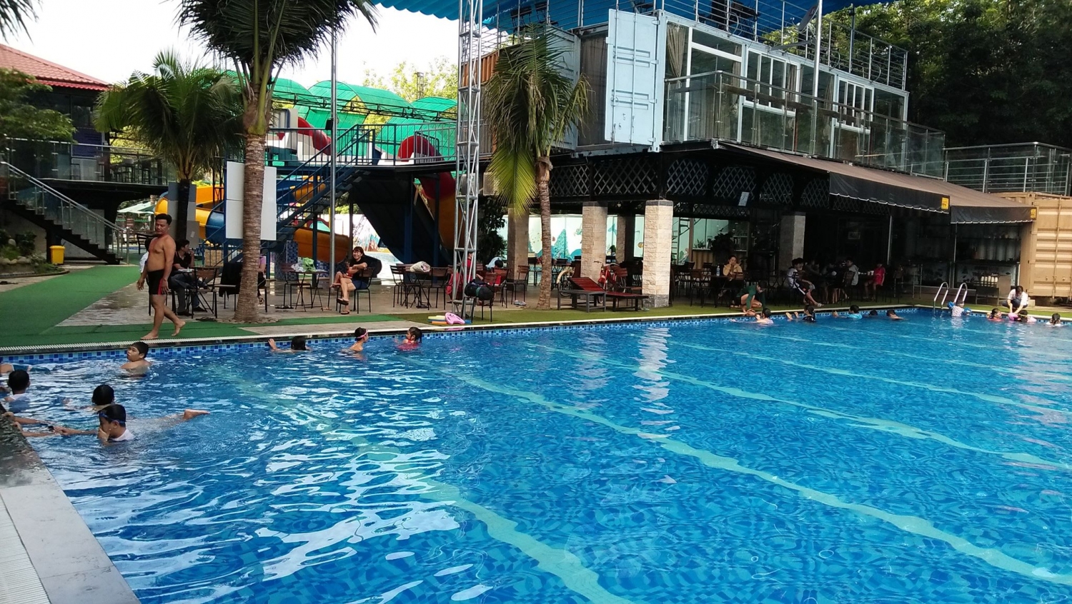Các em học sinh được hướng dẫn học bơi tại hồ bơi YoRo, xã Minh Hưng, Chơn Thành