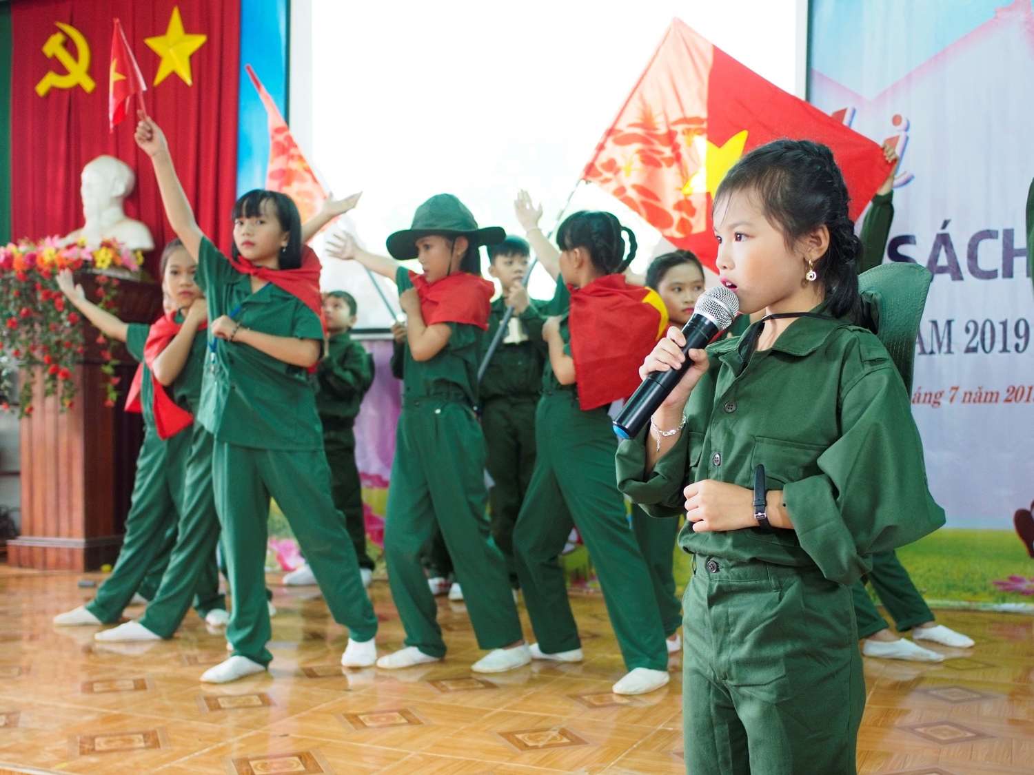 Tiết mục “Mười cô gái ngã ba Đồng Lộc” của đơn vị TH Đakia A đạt giải nhất khối tiểu học.