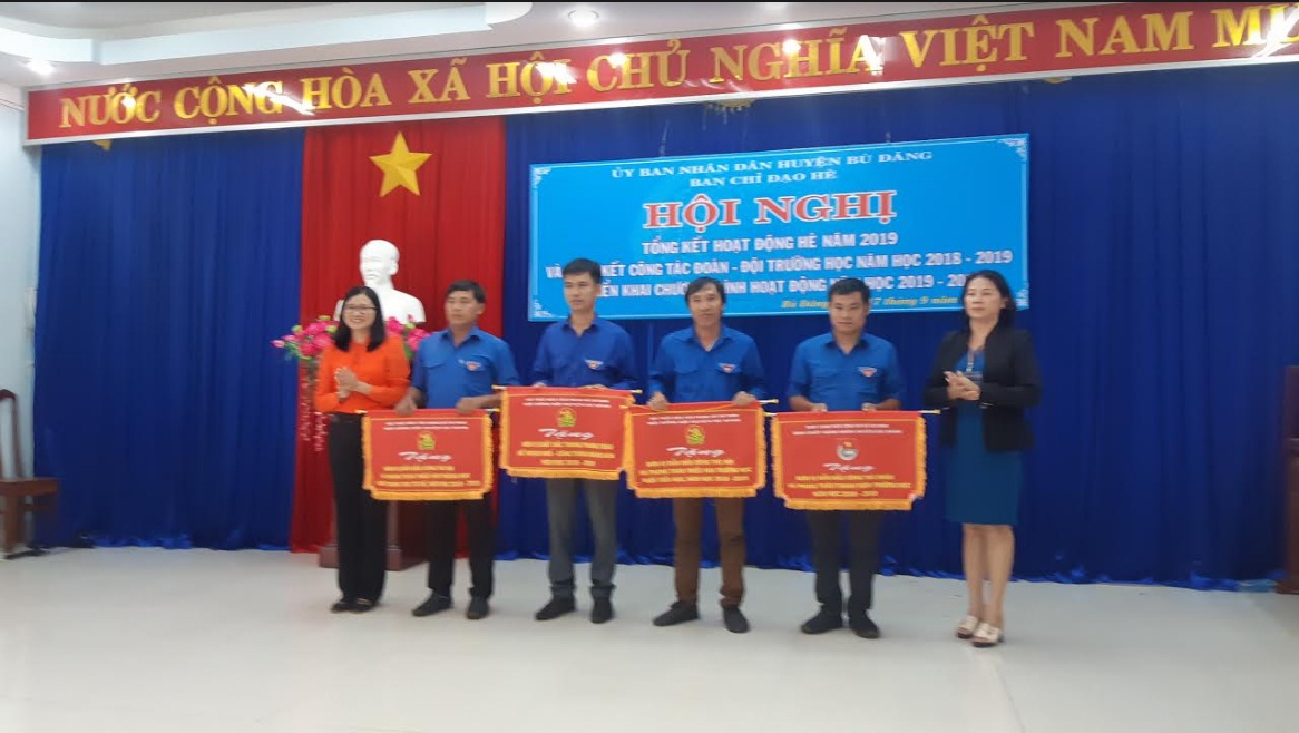 Lãnh đạo huyện Bù Đăng tặng cờ thi đua cho các đơn vị