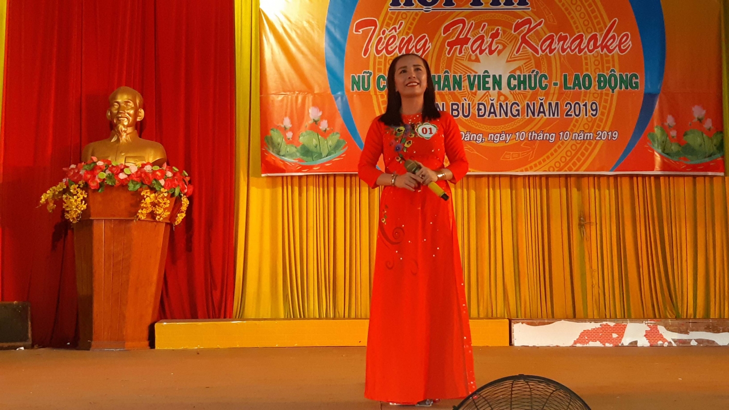 Thí sinh Đặng Thị Ánh Nguyệt – Công đoàn Chi cục Thi hành án dân sự huyện Bù Đăng trình bày ca khúc dự thi