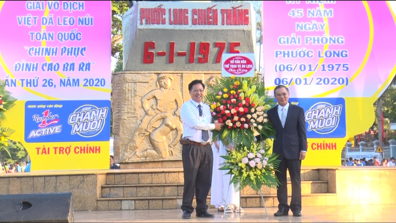 GĐ Sở Văn hóa, thể thao và du lịch Bình Phước tặng hoa chúc mừng cho Phước Long tại Lễ Khai mạc