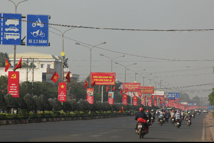 Cờ tổ quốc, biểu ngữ được treo rất đep tại dọc tuyến đường QL14, thành phố Đồng Xoài.
