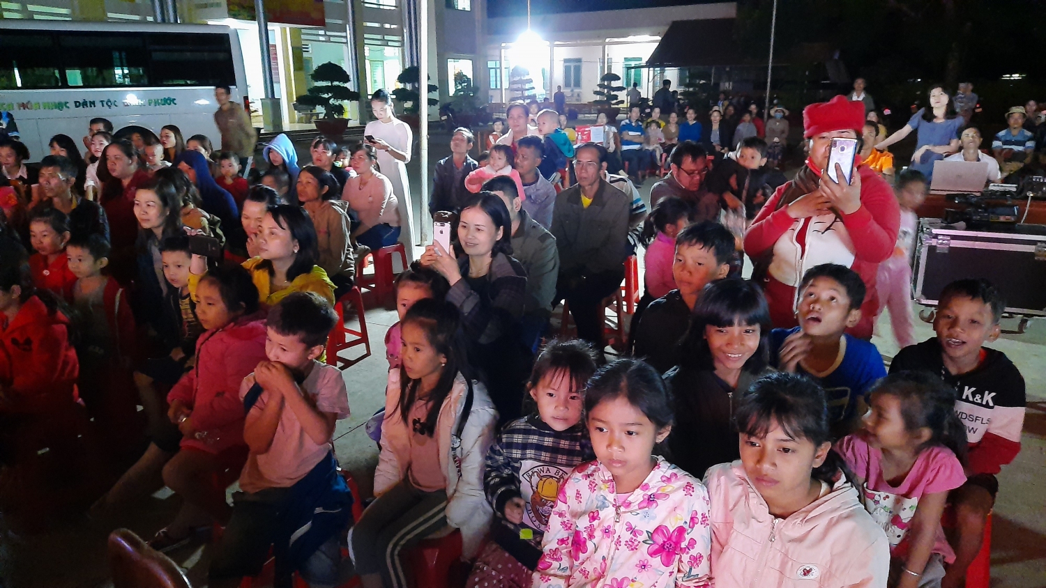 Khán giả tham dự đêm văn nghệ
