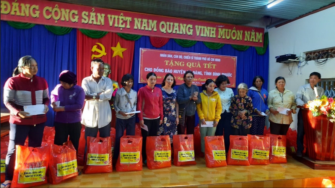 Phó Chủ tịch Thường trực HĐND thành phố Hồ Chí Minh - Phạm Đức Hải (bìa trái) trao số tiền biểu trưng ủng hô chăm lo tết cho người nghèo tỉnh Bình Phước