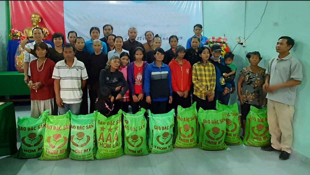 HUV, Chủ tịch UBND thị trấn Đức Phong - Phan Minh Lâm và đại diện chùa Đức Bổn A Lan Nhã trao tặng quà cho các hộ nghèo tại khu Đức Lợi