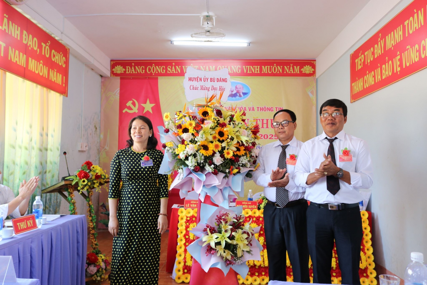 Phó Chủ tịch UBND huyện Điểu Hà Hồng Lý tặng hoa chúc mừng đại hội
