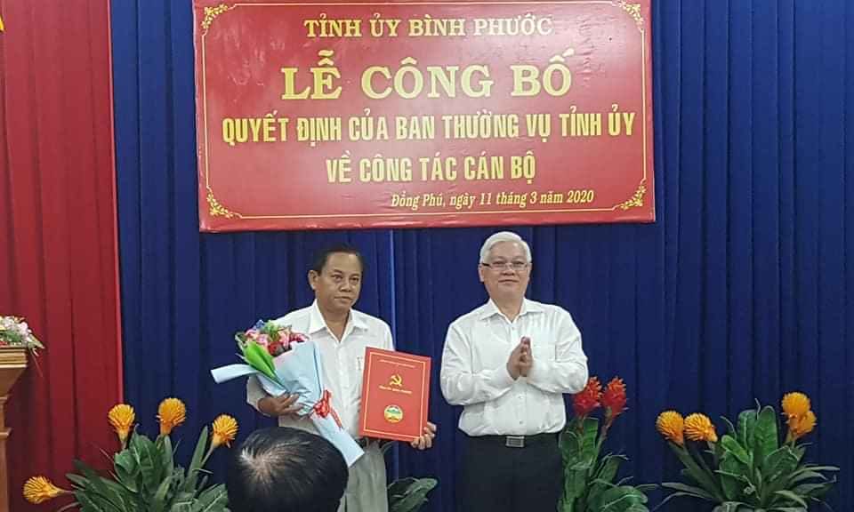 Đồng chí Bí thư Tỉnh ủy Nguyễn Văn lợi trao QĐ cho đồng chí Trần Văn Vinh