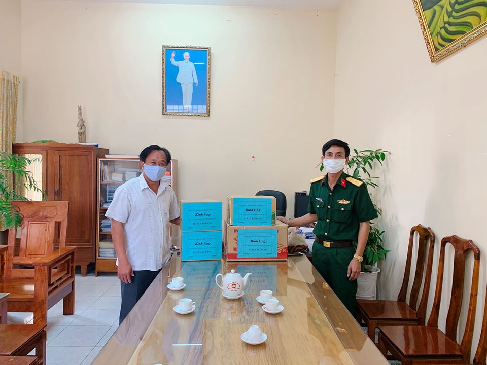 Đại diện Trung đoàn 719 trao tặng 1.000 khẩu trang y tế và 50 chai nước rửa tay khô cho Ban chỉ đạo phòng, chống dịch Covid – 19 huyện Bù Đăng