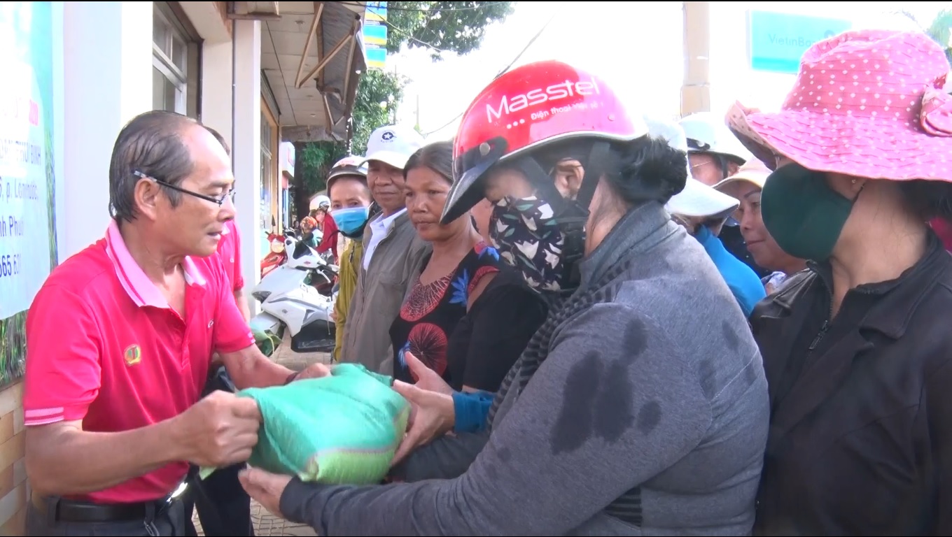 Người dân đến nhận gạo tại Quỹ tín dụng nhân dân Phước Bình