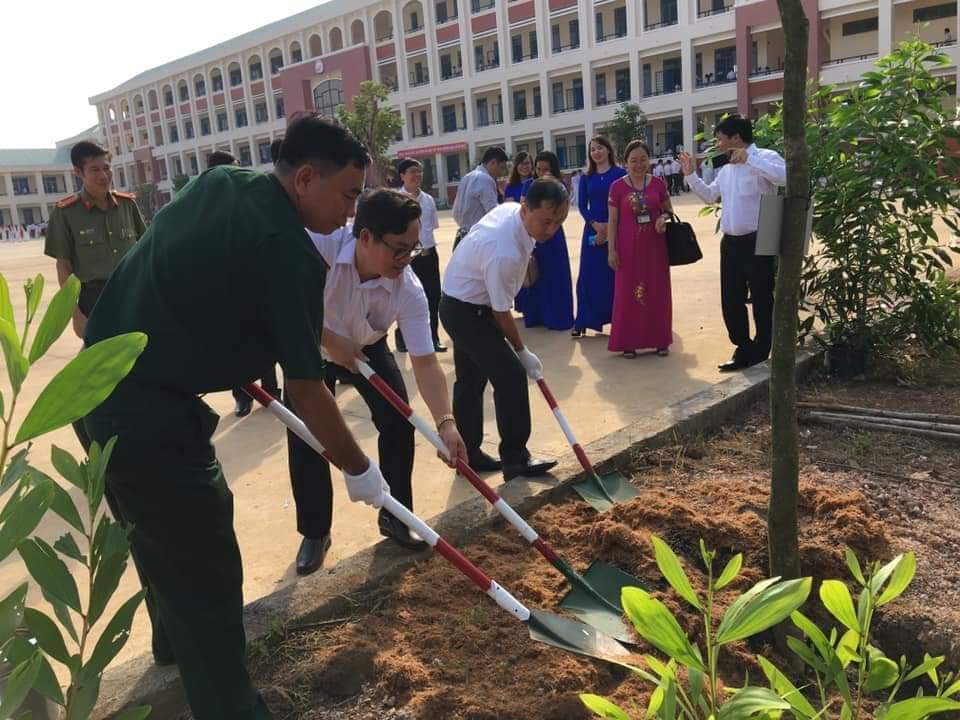 Lãnh đạo huyện Đồng Phú đã thực hiện trồng cây tại khuôn viên trường THPT Đồng Phú.