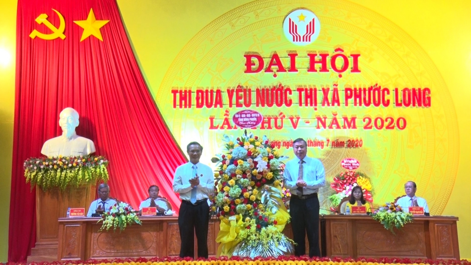 Phó chủ tịch UBND tỉnh Bình Phước – đồng chí Huỳnh Anh Minh tặng hoa lãng hoa chức mừng Đại hội
