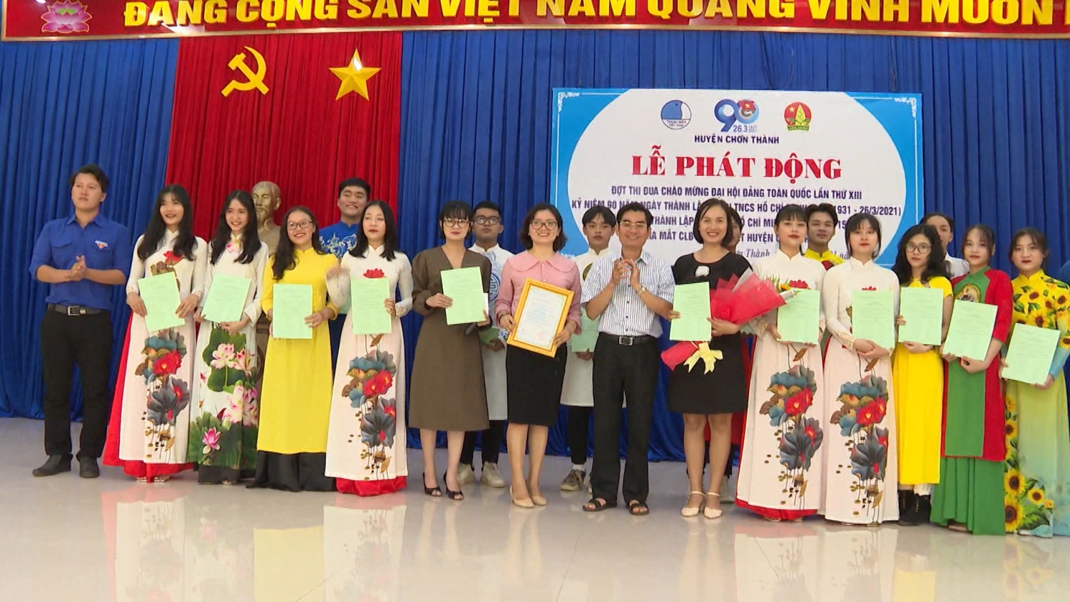 Lãnh đạo huyện chúc mừng các thành viên “Câu lạc bộ nghệ thuật  huyện Chơn Thành”  tại buổi ra mắt