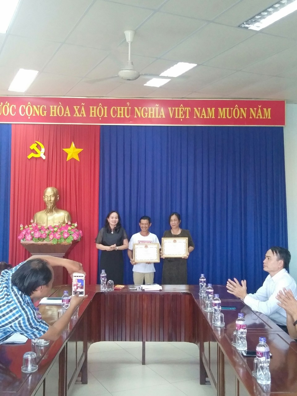 Bà Dương Thị Thanh Vị, Giám đóc TTVH tỉnh trao bằng khen cho các CLB trực thuộc