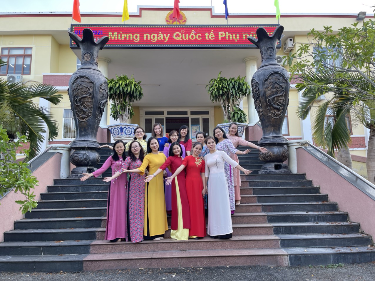 Nữ cán bộ, công chức, viên chức huyện Chơn Thành hưởng ứng tuần lễ áo dài năm 2021