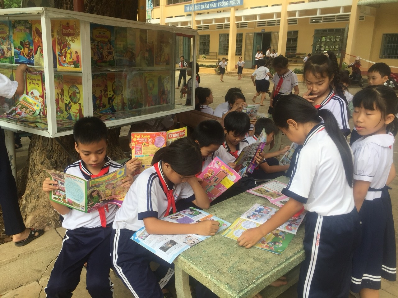 Các em học sinh trường Tiểu học Tân Phú đọc sách tại thư viện xanh vào giờ ra chơi