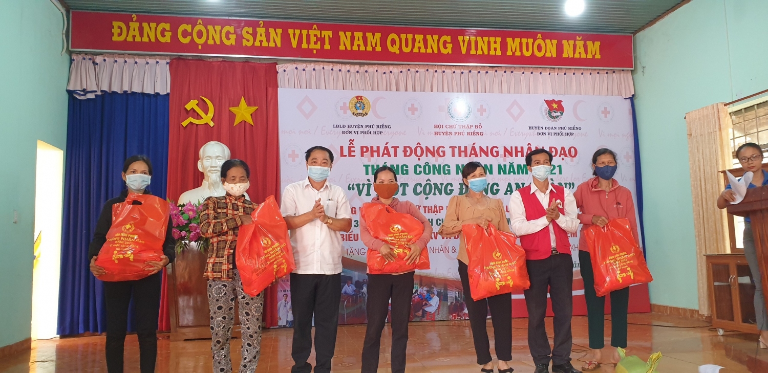 Lãnh đạo huyện trao quà cho người nghèo, hoàn cành khó khăn của xã Phước Tân
