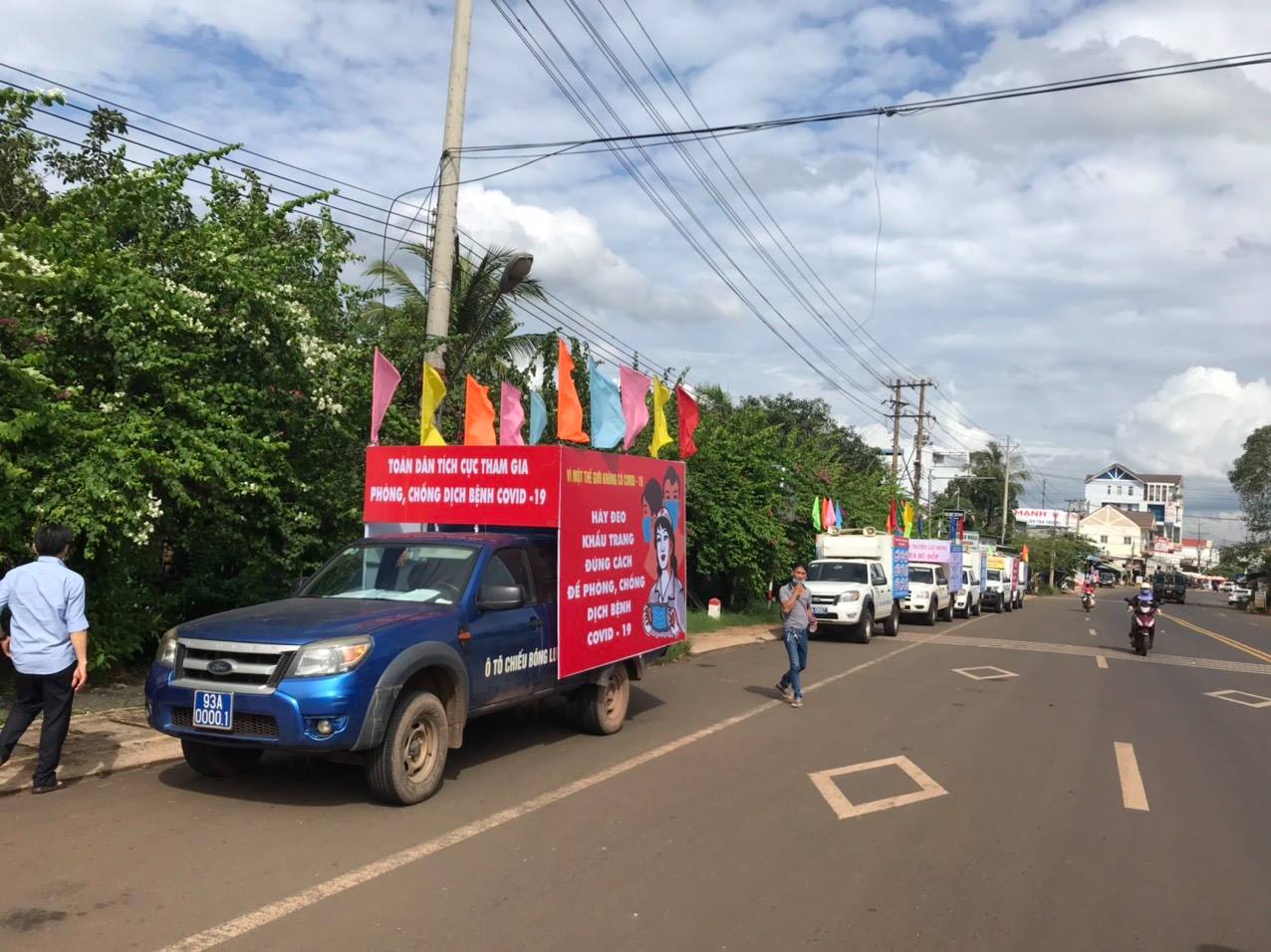 Đoàn xe tuyên truyền trên địa bàn huyện Lộc Ninh