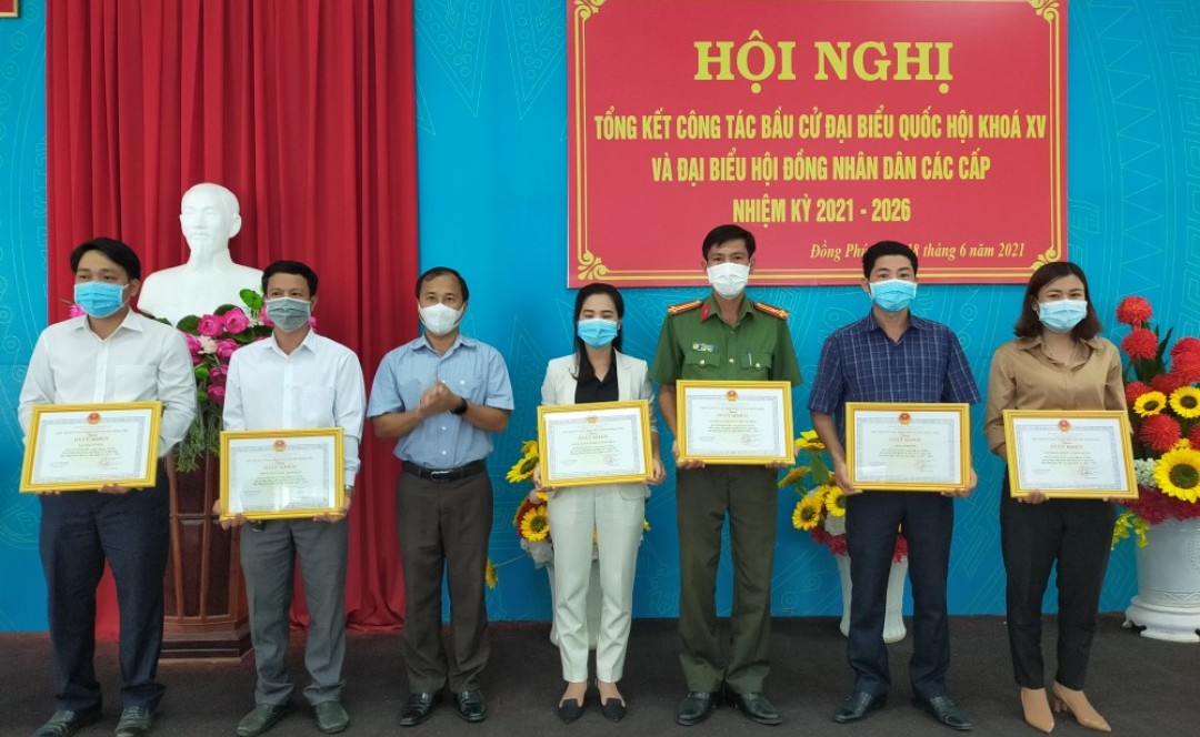 Chủ tịch UBND huyện Đồng Phú Nguyễn Anh Tuấn trao giấy khen cho các tập thể, cá nhân