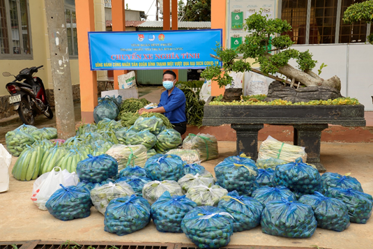 Hơn 6 tấn rau củ quả của thị xã Bình Long gởi cho người dân khó khăn quận Bình Thạnh