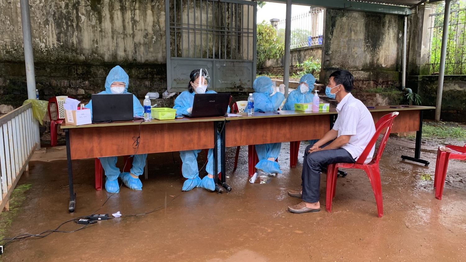 Kiểm tra sàn lọc sức khỏe trước khi tiêm ngừa vaccine phòng, chống Covid-19 tại Trung tâm y tế huyện Bù Đăng