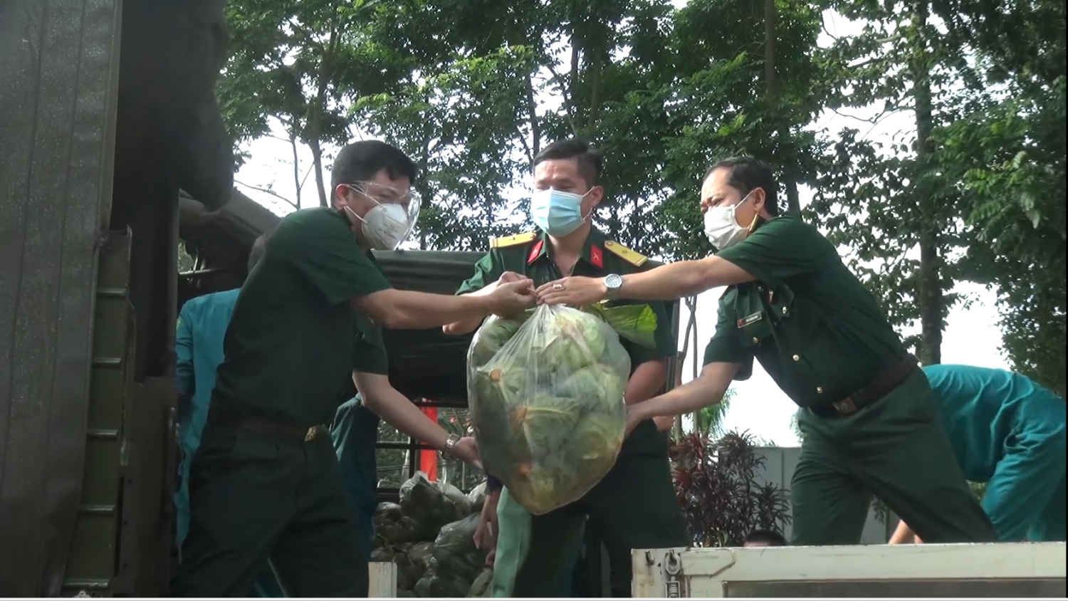 Các chiến sỹ Ban Chỉ huy quân sự huyện Bù Đăng hỗ trợ xếp dỡ rau củ quả lên xe.