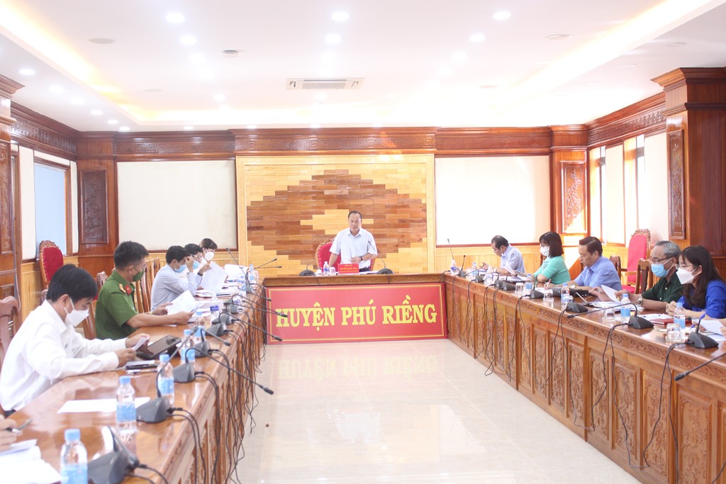 Đồng chí Nguyễn Quốc Soài - Phó Bí thư Thường trực Huyện ủy, Trưởng ban Chỉ đạo kết luận cuộc họp