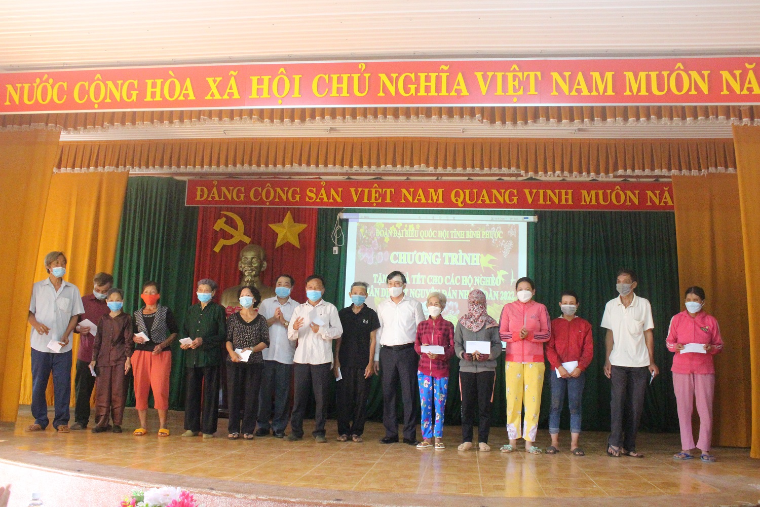 Đại biểu Phan Viết Lượng và Phó Chủ tịch UBND huyện Phú Riềng Bùi Văn Hiếu trao quà tết cho người dân xã Phú Riềng.