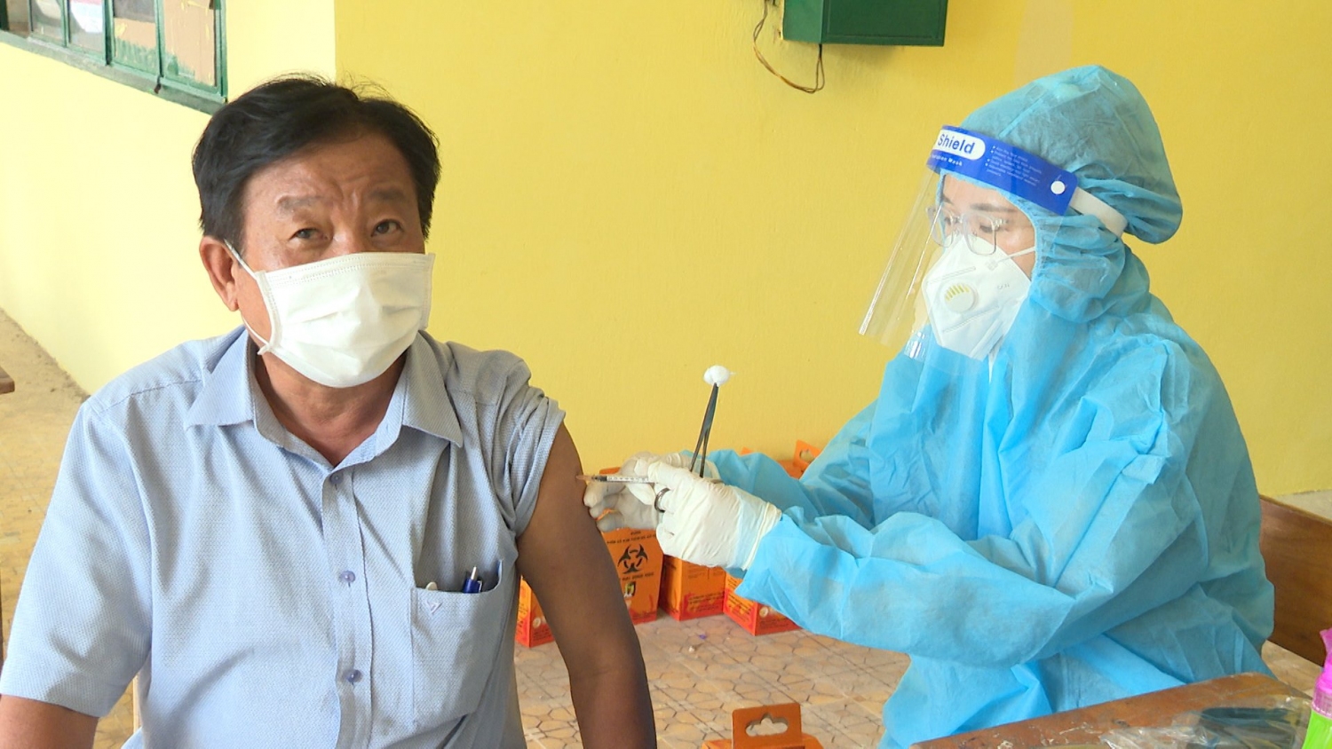 Nhân viên y tế tiêm vắc- xin phòng covid-19 cho các nhóm đối tượng