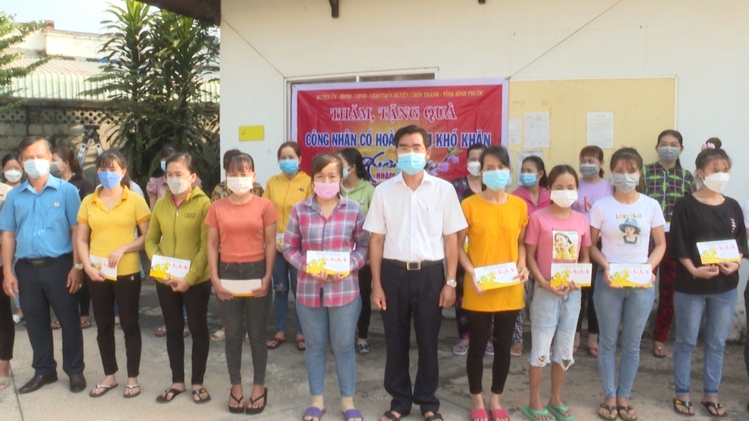 Lãnh đạo Huyện ủy-HĐND-UBND-UBMTTQVN huyện Chơn Thành, tặng quà Tết cho công nhân có hoàn cảnh khó khăn tại Công ty Thông Hào, xã Minh Long