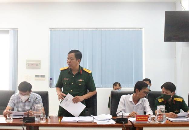 Chỉ huy trưởng, Ban Chỉ huy Quân sự huyện Phú Riềng báo cáo tình hình chuẩn bị giao, nhận quân năm 2022.