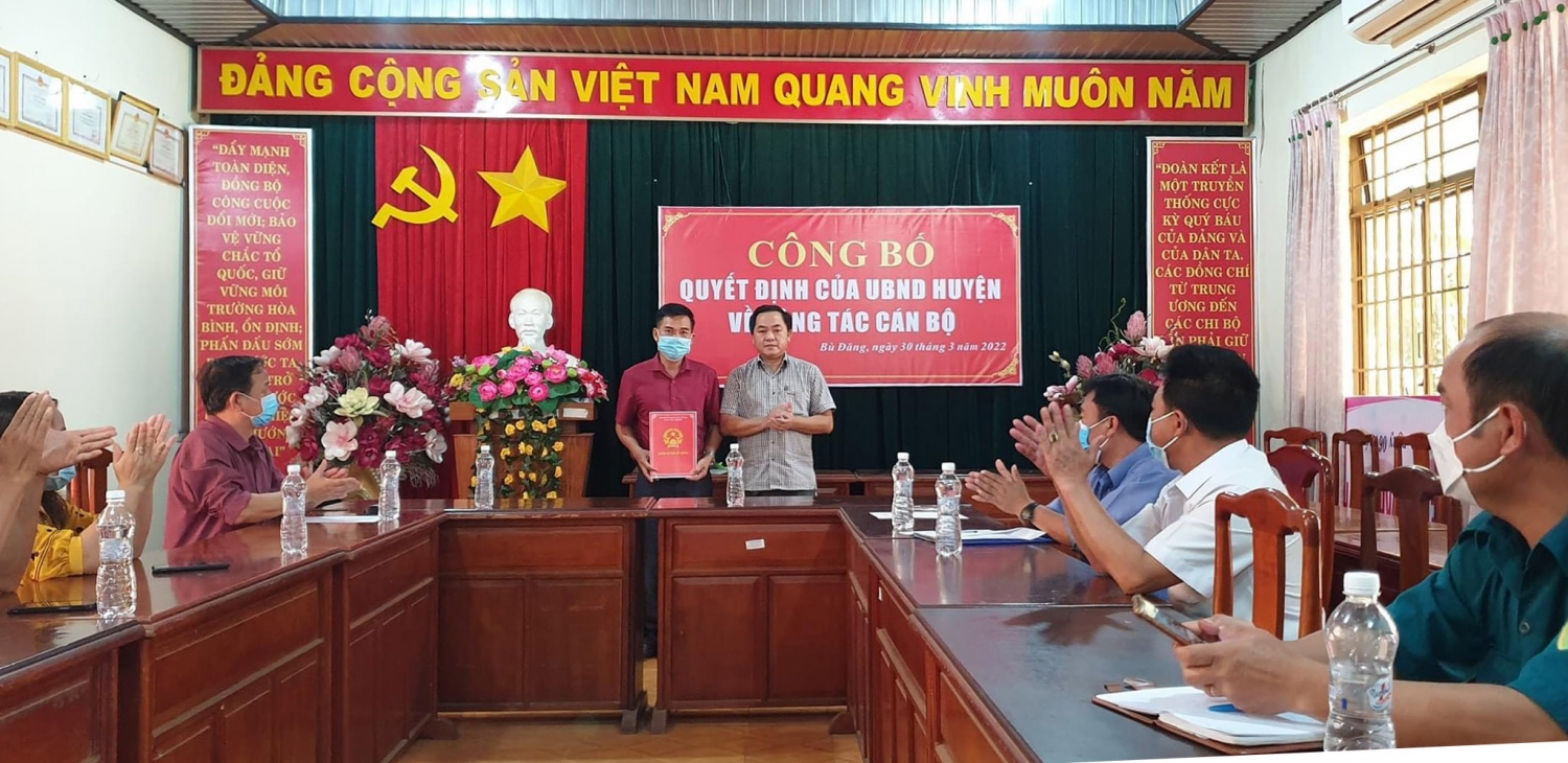 Thừa ủy quyền của Chủ tịch UBND huyện, Trưởng phòng nội vụ huyện - Tô Hoài Nam trao quyết định điều động Phó Bí thư thường trực Đảng ủy xã Phước Sơn - Lê Văn Lành