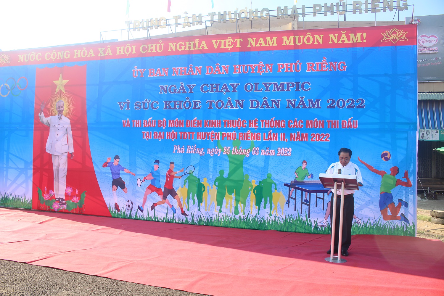 UV BTV, Phó Chủ tịch UBND huyện Phú Riềng, Bùi Văn Hiếu phát động ngày chạy Olympic năm 2022.