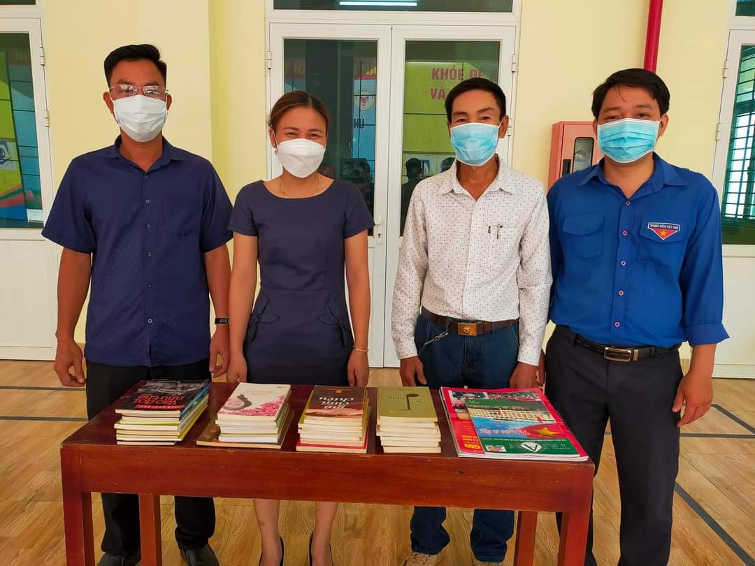 Anh Nguyễn Duy Hiến tặng 39 đầu sách cho thư viện huyện Đồng Phú
