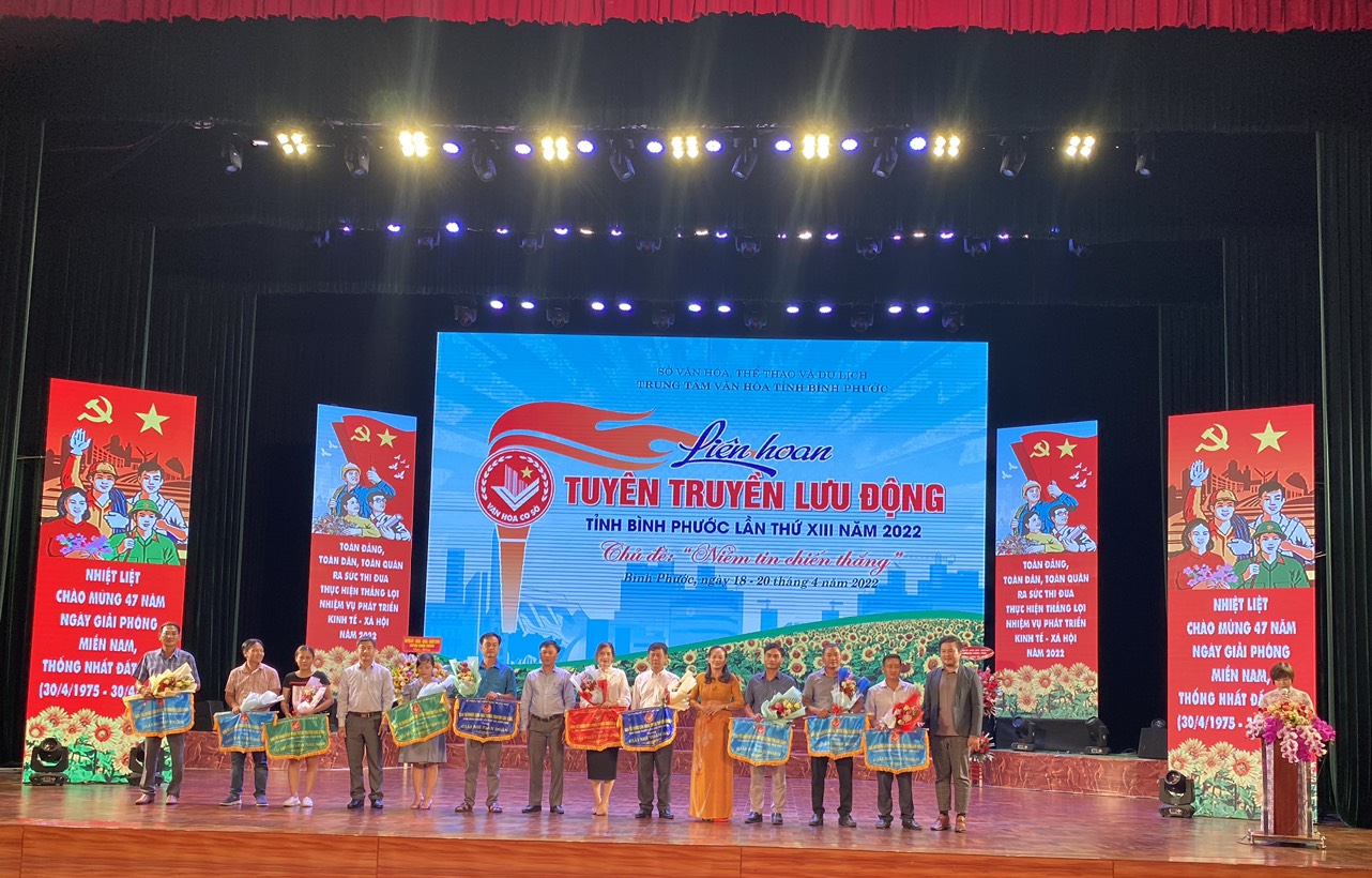 Đơn vị huyện Phú Riềng (thứ ba từ phải sang) đạt giải Ba toàn đoàn Liên hoan Tuyên truyền lưu động tỉnh Bình Phước năm 2022.