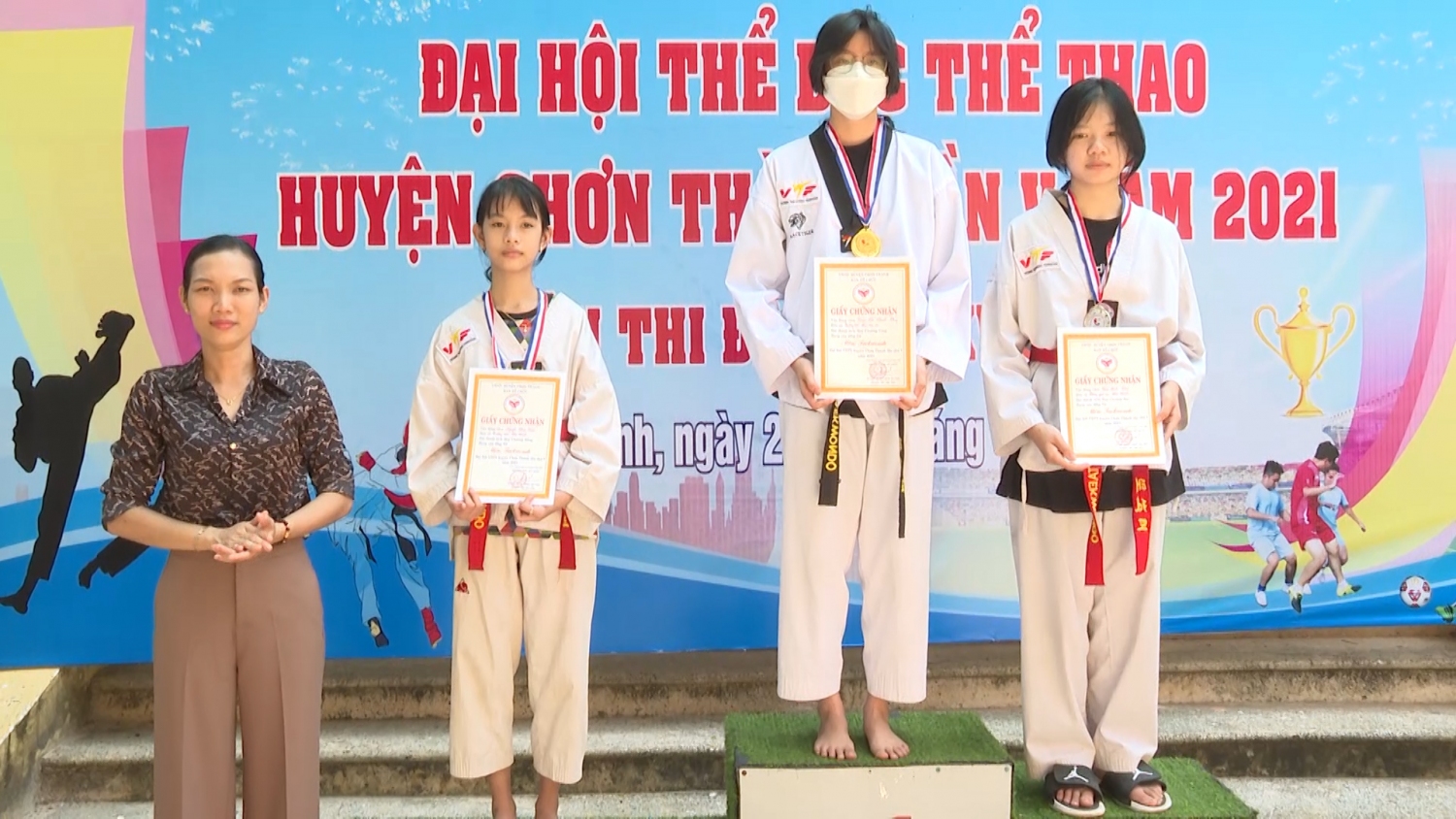 Phó chủ tịch UBND huyện Nguyễn Thị Hải Vân, trao giải cho các vận động viên đạt thành tích xuất sắc