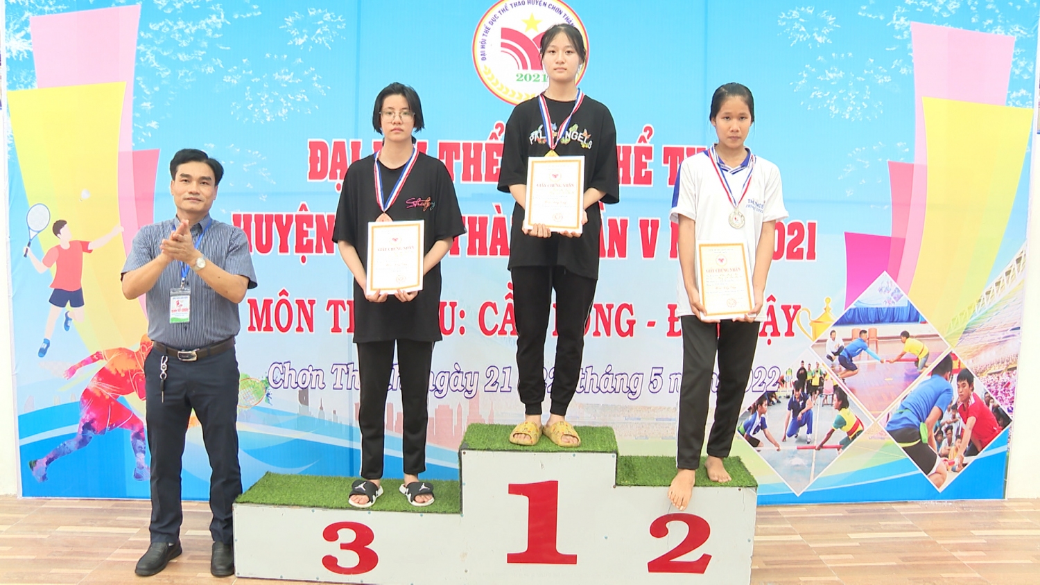 Lãnh đạo Trung tâm văn hóa, thể thao huyện Chơn Thành, trao huy chương cho các vận động viên đạt thành tích xuất sắc