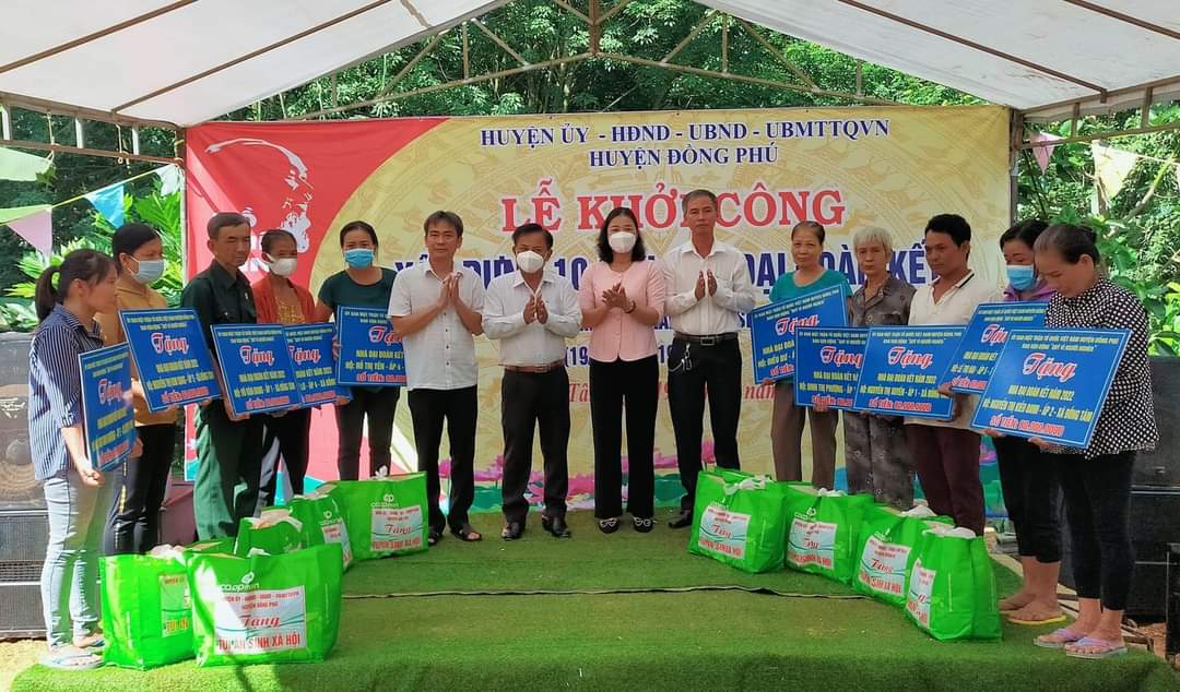 Đại diện lãnh đạo huyện Đồng Phú  tặng quà cho 10 hộ nghèo tại xã Đồng Tâm Vùng tệp đính kèm