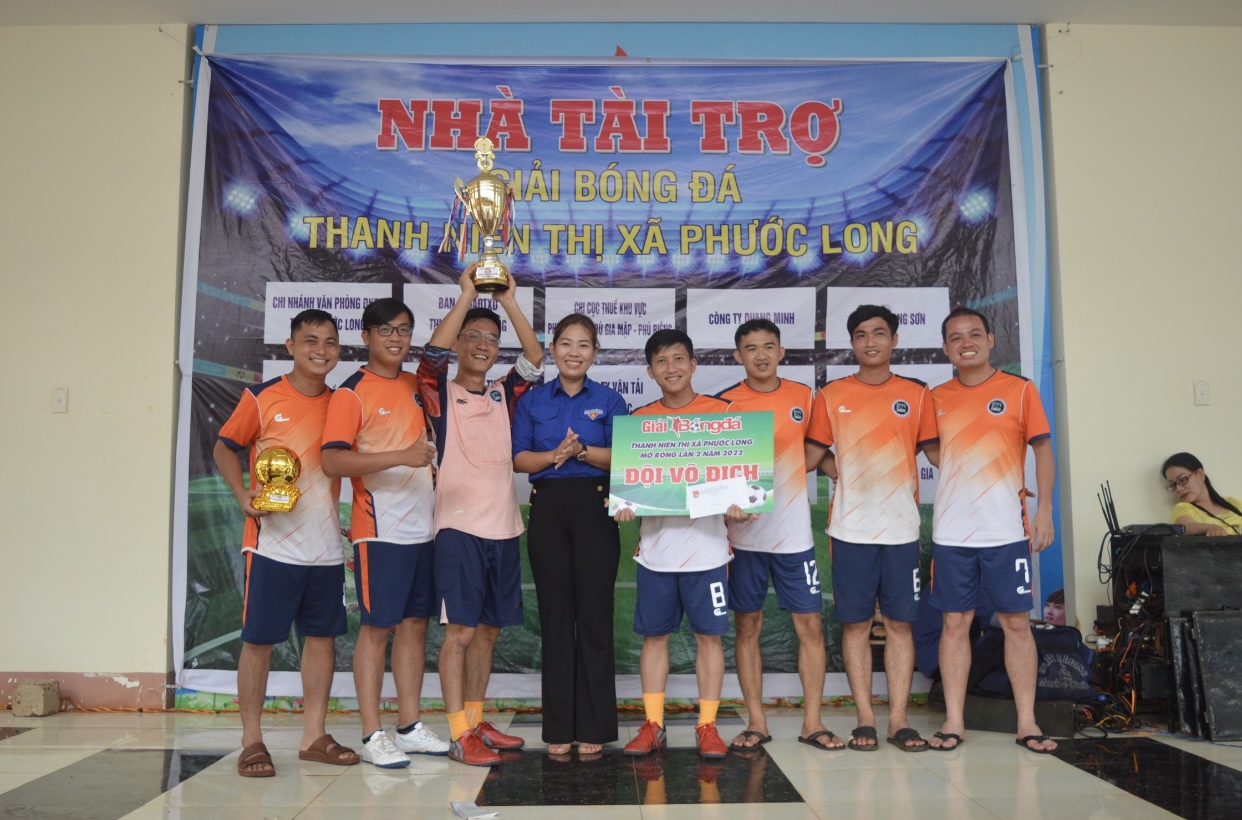 Đội bóng Công ty đo đạc Giang Sơn (thị xã Phước Long) xuất sắc lên ngôi vô địch dành cúp của giải bóng đá thanh niên mở rộng năm 2022